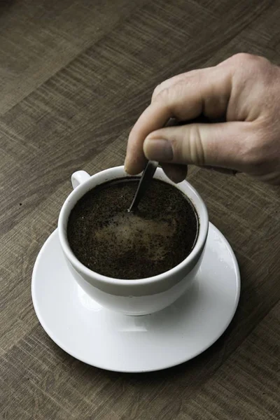 Preparando Café Quente Uma Caneca Branca — Fotografia de Stock