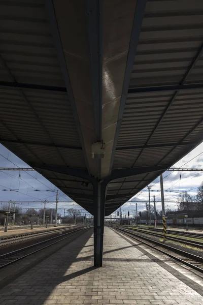 Järnvägsstation i staden — Stockfoto