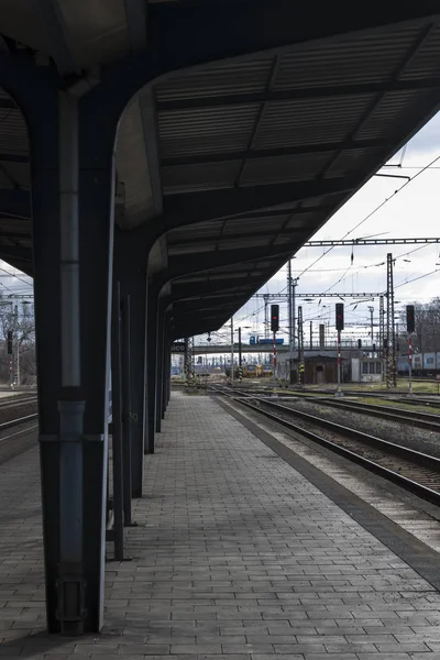 Järnvägsstation i staden — Stockfoto