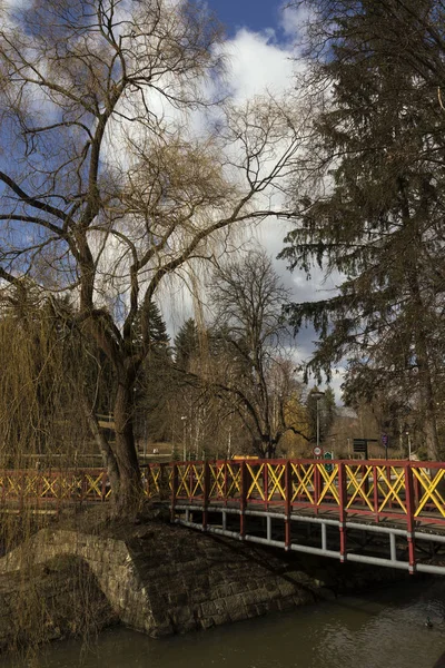 Pont sur la rivière dans une ville thermale — Photo