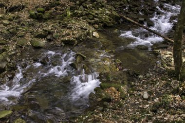dağ şelale büyük taşlar arasında