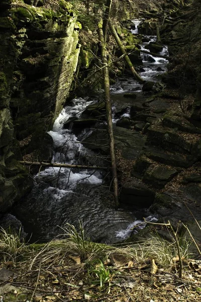 Гірський водоспад серед великих каменів — стокове фото