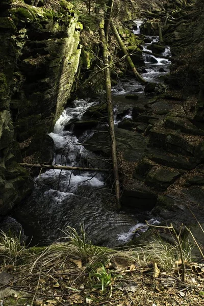 Cascada de montaña entre grandes piedras — Foto de Stock