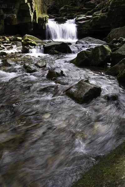 Горный водопад среди больших камней — стоковое фото