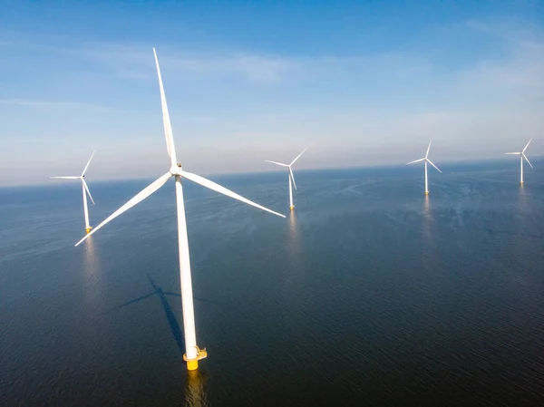 Windmolenpark westermeerdijk Nederland, windmolen turbine met blauwe lucht in oceaan, groene energie — Stockfoto