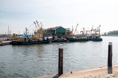 Urk Hollanda Mayıs 2020, Urk limanında balıkçı tekneleri Corona covid 19 salgınından sonra tekrar balığa çıkmaya hazırlanıyor. 