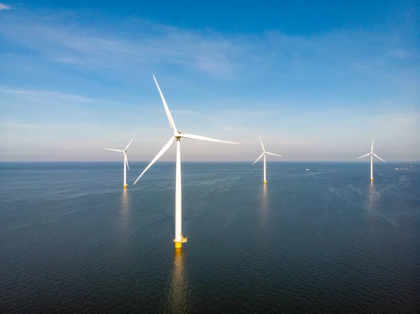 Windmolenpark westermeerdijk Nederland, windmolen turbine met blauwe lucht in oceaan, groene energie — Stockfoto