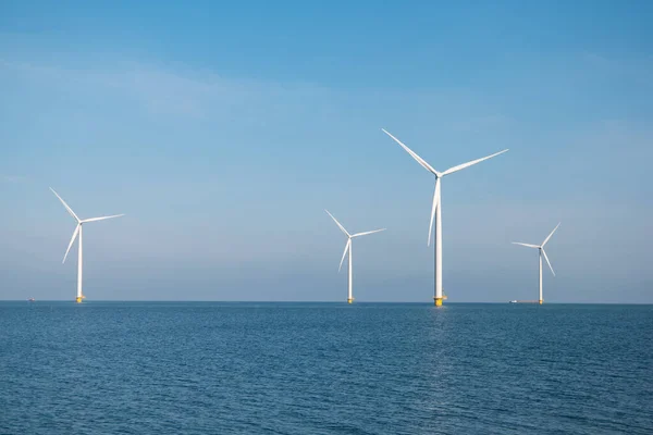 Windmill park westermeerdijk Nizozemsko, větrná elektrárna s modrou oblohou v oceánu, zelená energie — Stock fotografie