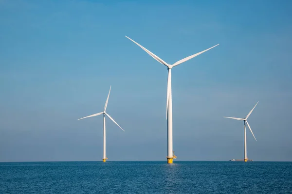 Windmill Park westermeerdijk Netherlands, вітряна турбіна з блакитним небом в океані, зелена енергія — стокове фото