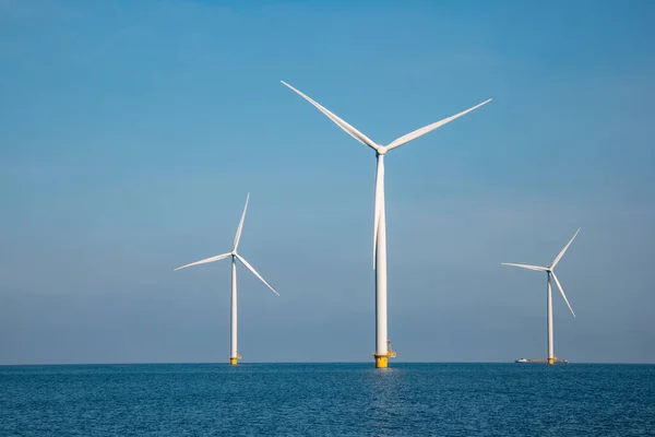 Windmill park westermeerdijk Nizozemsko, větrná elektrárna s modrou oblohou v oceánu, zelená energie — Stock fotografie