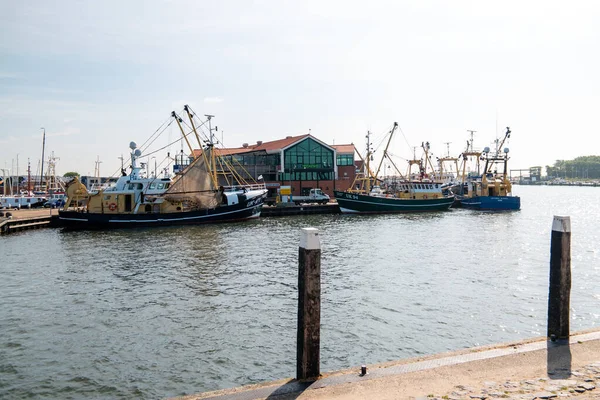 Urk Holandia maj 2020, łodzie rybackie w porcie Urk przygotowujące się do powrotu na połów po wybuchu epidemii Corona covid 19 — Zdjęcie stockowe