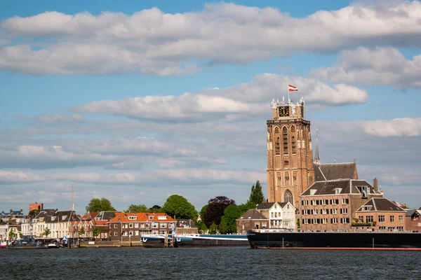 Dordrecht Nederland, skyline van de oude stad Dordrecht met kerk- en grachtenpanden in Nederland — Stockfoto