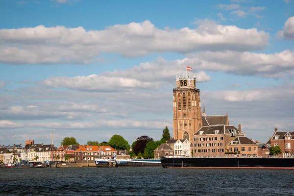 Dordrecht Nederland, skyline van de oude stad Dordrecht met kerk- en grachtenpanden in Nederland — Stockfoto