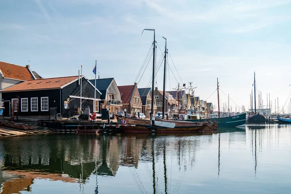 Urk Pays-Bas Mai 2020, bateaux de pêche dans le port d'Urk se préparant à retourner pêcher après l'épidémie de corona covid 19 — Photo