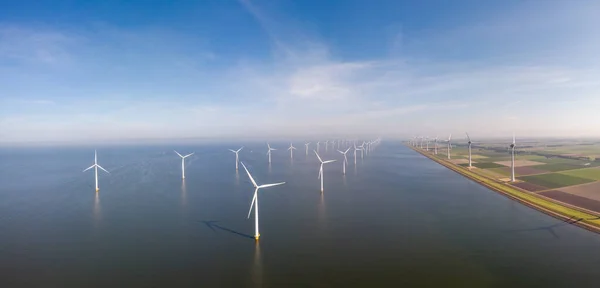 Park wiatraków Westermeerdijk Holandia, turbina wiatraków z błękitnym niebem w oceanie, zielona energia — Zdjęcie stockowe