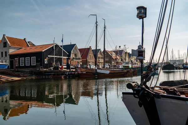 Urk Holandia maj 2020, łodzie rybackie w porcie Urk przygotowujące się do powrotu na połów po wybuchu epidemii Corona covid 19 — Zdjęcie stockowe