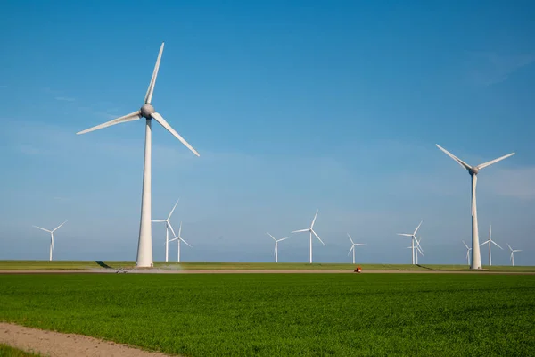 네덜란드 서쪽에 있는 풍차 공원, 바다에 파란 하늘을 가진 풍력 풍차 터빈, 녹색 에너지 — 스톡 사진