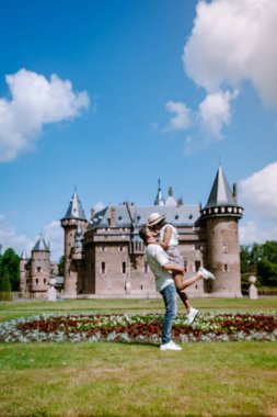 Utrecht Hollanda Mayıs 2020, bir bahar günü Haar Utrecht Ortaçağ kalesi Corona virüsü salgını sırasında boş bahçeler, çoğu bahçe ve park Haziran 'da yeniden açıldı.