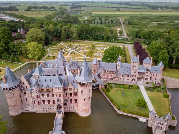 Jardín público en el antiguo castillo histórico de Haar Países Bajos Utrecht en un día de verano brillante, Aérea desde el castillo De Haar en los Países Bajos — Foto de Stock