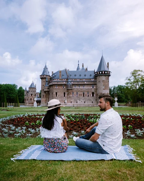 Jardín público del Castillo de Haar en Utrecht Países Bajos, personas que se relajan en el parque cerca del castillo en Holanda Utrecht — Foto de Stock