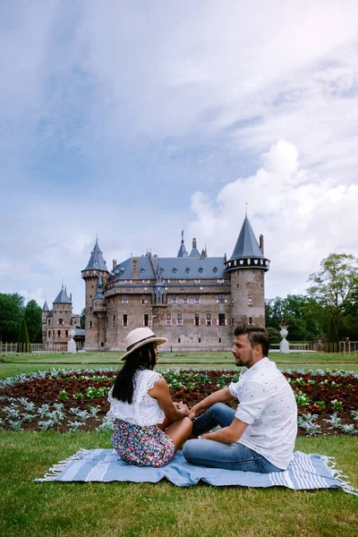 Jardín público del Castillo de Haar en Utrecht Países Bajos, personas que se relajan en el parque cerca del castillo en Holanda Utrecht — Foto de Stock
