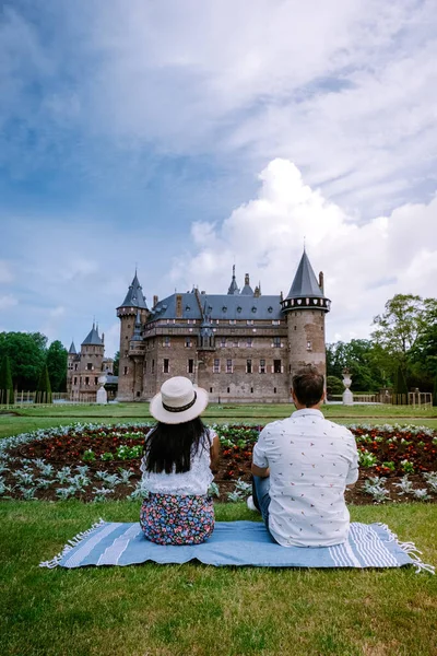 Jardín público del Castillo de Haar en Utrecht Países Bajos, personas que se relajan en el parque cerca del castillo en Holanda Utrecht — Foto de Stock