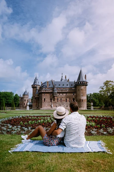 Jardín público del Castillo de Haar en Utrecht Países Bajos, personas que se relajan en el parque cerca del castillo en Holanda Utrecht — Foto de Stock