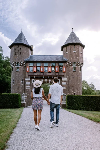 Jardín público del Castillo de Haar en Utrecht Países Bajos, personas que se relajan en el parque cerca del castillo en Holanda Utrecht — Foto de Stock