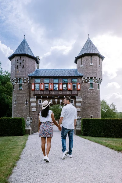 荷兰乌得勒支2020年5月，中世纪的古堡- -乌得勒支的一座古城堡，春天的一天，在科洛纳病毒爆发期间的空旷花园，大多数花园和公园在6月重新开放 — 图库照片