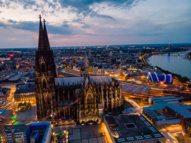 Günbatımında Köln Katedrali, Köln üzerinde insansız hava aracı yarışı ve Almanya 'da günbatımında Rhein nehri.
