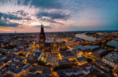 Günbatımında Köln Katedrali, Köln üzerinde insansız hava aracı yarışı ve Almanya 'da günbatımında Rhein nehri.