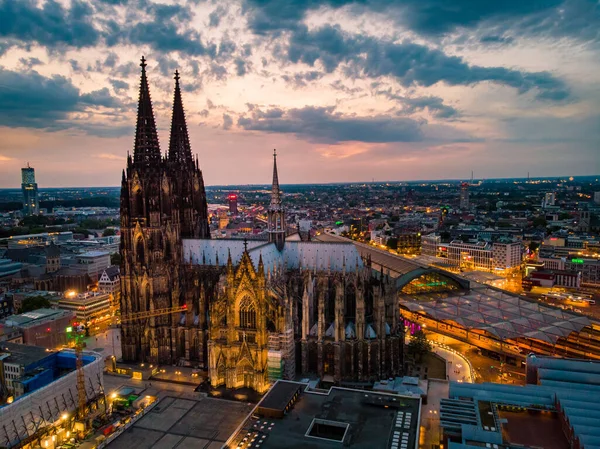 Kölner Dom bei Sonnenuntergang, Drohnenflug über Köln und dem Rhein bei Sonnenuntergang in Deutschland Europa — Stockfoto