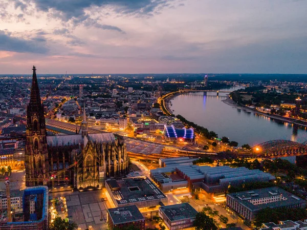 Günbatımında Köln Katedrali, Köln üzerinde insansız hava aracı yarışı ve Almanya 'da günbatımında Rhein nehri. — Stok fotoğraf