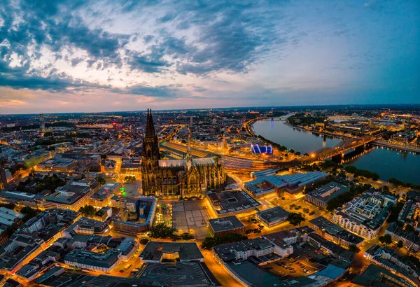 Kölner Dom bei Sonnenuntergang, Drohnenflug über Köln und dem Rhein bei Sonnenuntergang in Deutschland Europa — Stockfoto