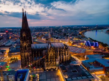 Günbatımında Köln Katedrali, Köln üzerinde insansız hava aracı yarışı ve Almanya 'da günbatımında Rhein nehri.