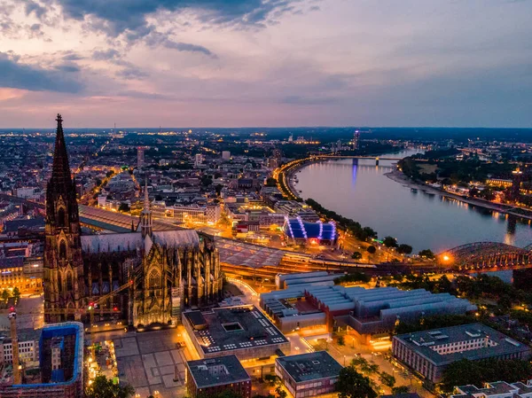 Kölner Dom bei Sonnenuntergang, Drohnenflug über Köln und dem Rhein bei Sonnenuntergang in Deutschland Europa — Stockfoto