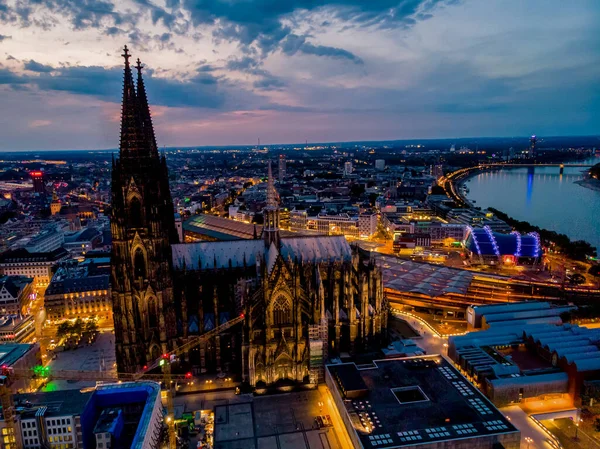 Köln Koln katedrális naplementekor, drón légi vie Köln felett és a folyó rhein naplementekor Németországban Európában — Stock Fotó