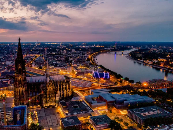 Kolínská katedrála při západu slunce, letecká bitva o Kolín nad Rýnem a říční revma při západu slunce v Německu Evropa — Stock fotografie