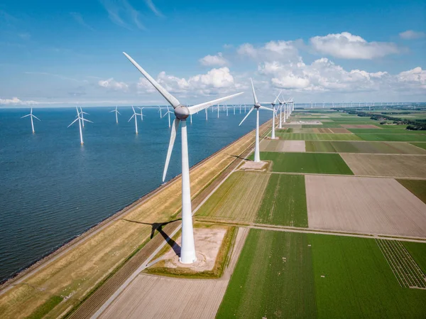 Väderkvarn park westermeerdijk Nederländerna, vindkraftverk turbin med blå himmel i havet, grön energi — Stockfoto