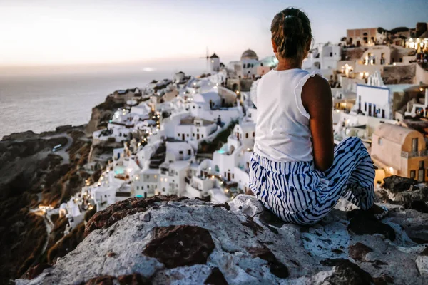 Σαντορίνη Ελλάδα, γυναίκα σε πολυτελείς διακοπές Οία Σαντορίνη Ελλάδα επίσκεψη στο λευκό χωριό με όμορφο κτίριο με θέα την καλντέρα — Φωτογραφία Αρχείου