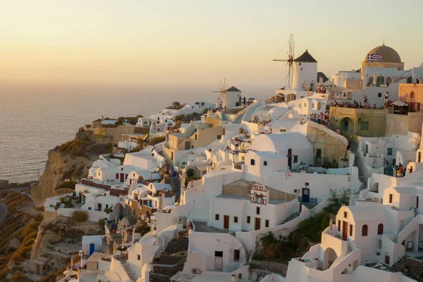 Santorini Oia Grekland Europa, solnedgång vid den vita byn Oia Santorini med gamla blå och vita grekiska kyrkor i skymningen — Stockfoto