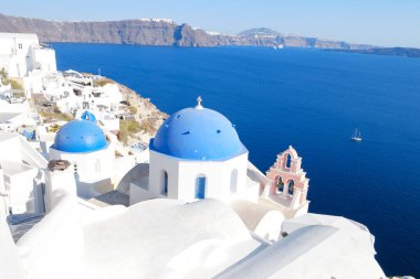 Santorini Oia Yunanistan Avrupa, beyaz köy Oia Santorini 'de gün batımında eski mavi ve beyaz Yunan kiliseleriyle alacakaranlıkta