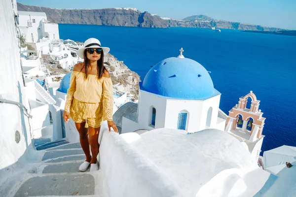 Santorini Yunanistan, lüks tatildeki kadın Oia Santorini Adası Yunanistan Kaldera manzaralı güzel binalı beyaz köyü ziyaret ediyor — Stok fotoğraf