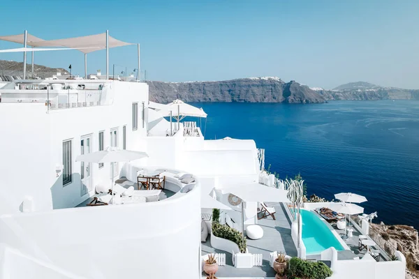 Ойя Санторини Греция 15 сентября 2017 года, роскошные отели с бассейном на греческом острове Санторини — стоковое фото