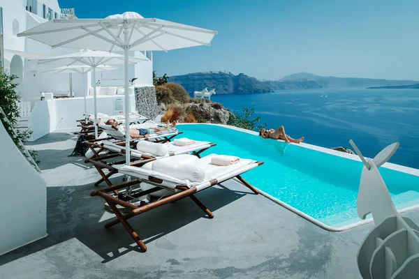 Oia Santorini Yunanistan 15 Eylül 2017, Yunan Adası Santorini 'de sonsuz havuzlu lüks oteller — Stok fotoğraf