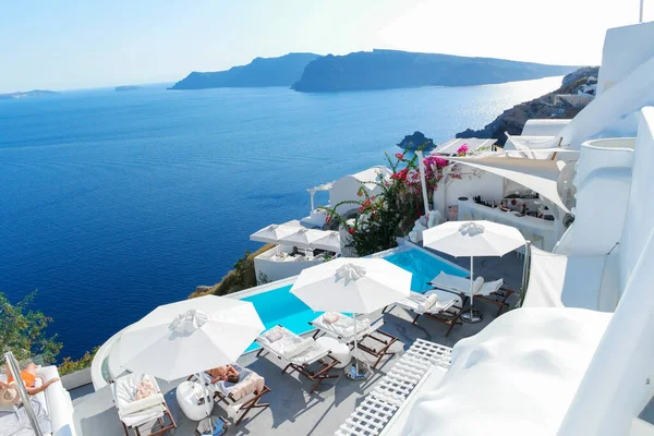 Oia Santorini Görögország 15 szeptember 2017, luxus szállodák végtelen medencével a görög sziget Santorini — Stock Fotó