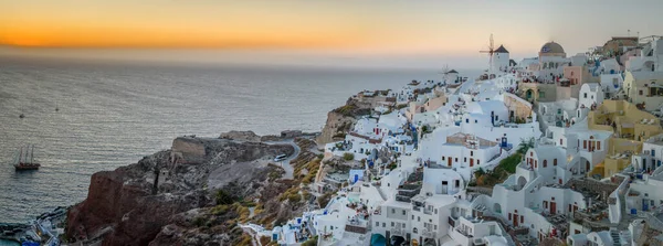 サントリーニオアギリシャヨーロッパ、夕暮れ時に古い青と白のギリシャの教会とオアサントリーニ島の白い村で日没 — ストック写真