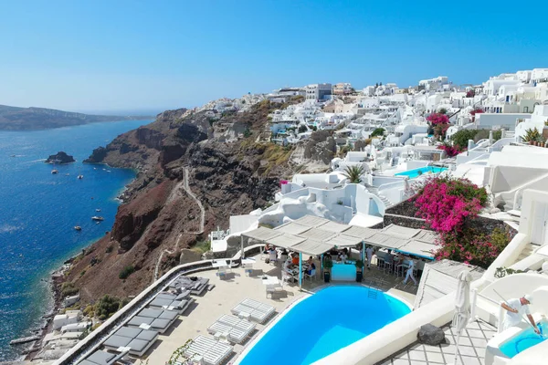 Oia Santorini Griekenland 15 september 2017, luxe hotels met overloopzwembad op het Griekse eiland Santorini — Stockfoto