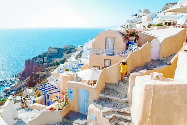 Santorini Griechenland, Frau im Luxusurlaub Oia Santorini Griechenland besuchen das weiße Dorf mit schönem Gebäude mit Blick auf die Caldera — Stockfoto