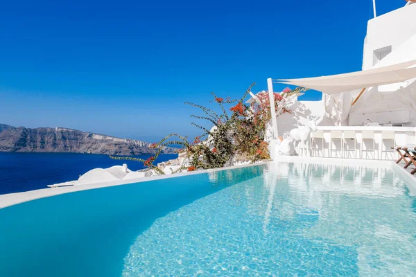 Oia Santorini Görögország 15 szeptember 2017, luxus szállodák végtelen medencével a görög sziget Santorini — Stock Fotó